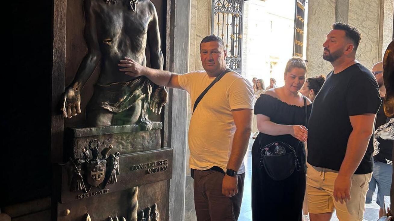 image:Image Zásadní bod programu romské pouti - průchod svatou branou.