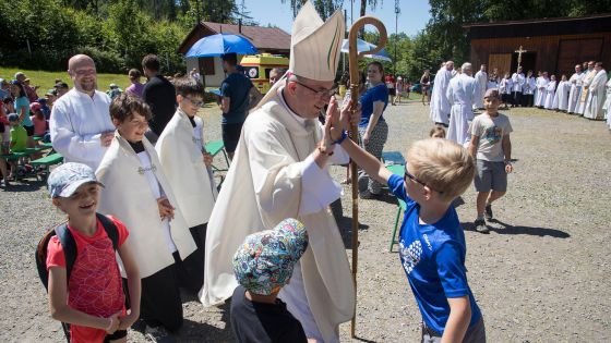 image:Image Děti se zdraví s biskupem při setkání rodin na Prašivé. První prázdninový den sem přijelo přes tisíc účastníků. Program připravilo Centrum pro rodinu a sociální péči, Katechetické a pedagogické centrum a Diecézní centrum pro mládež.