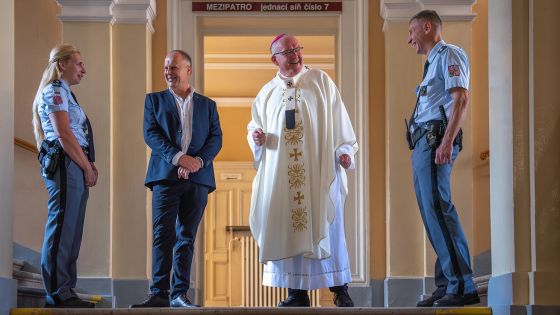 image:Image Arcibiskup v budově okresního soudu.