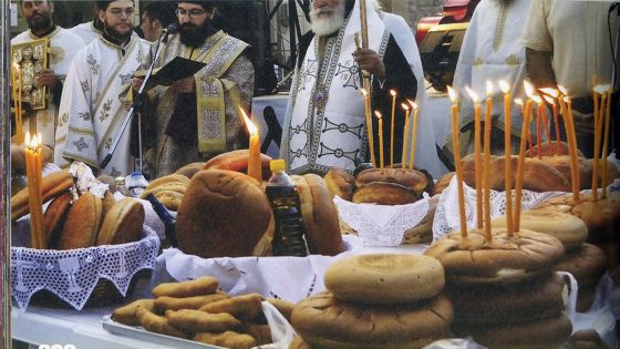 image:Image K řeckým pravoslavným slavnostem Nanebevzetí Panny Marie 15. srpna v oblastech Vlasti a Syrrako patří Tranos Choros (Velký tanec) ve velkém kruhu tanečníků či žehnání obřadních pokrmů.