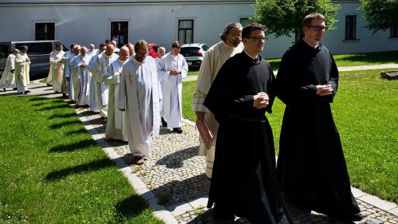 image:Image Dva augustiniáni složili v bazilice Nanebevzetí Panny Marie věčné sliby.
