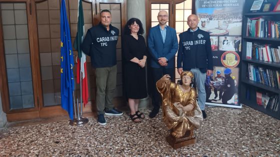 image:Image Lada Hlaváčková se svým týmem a italskými karabiniéry.