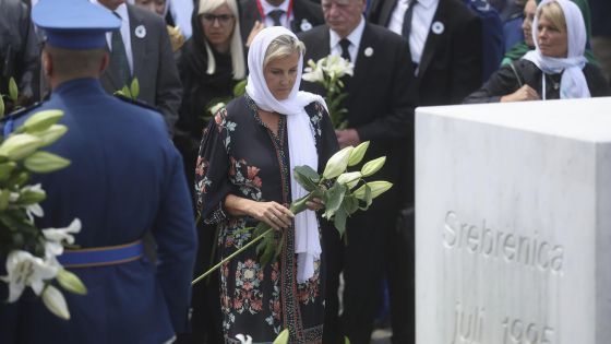 image:Image Za britskou královskou rodinu položila v památníku genocidy ve Srebrenici květiny vévodkyně Sophie.