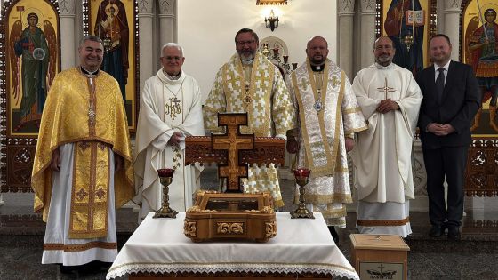 image:Image Delegace COMECE se svým předsedou Mons. Marianem Crociatou (druhý zleva) po liturgii v byzantském ritu s arcibiskupem Svjatoslavem Ševčukem (třetí zleva).
