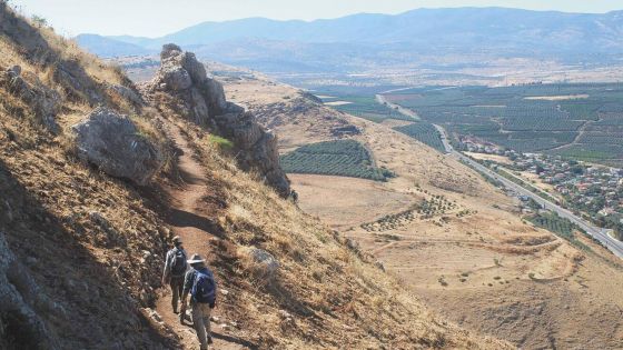 image:Image Cesta po kamenném chodníku v hornaté krajině tzv. Ježíšovy stezky. Jde o 65 km dlouhou turistickou a poutní trasu v oblasti Galileje v Izraeli, která sleduje Ježíšovo možné putování. Vede přes místa z jeho života a veřejného působení. Hlavní část stezky začíná v Nazaretu a vede přes Sepphoris, Kánu, útesy hory Arbel, Galilejské jezero, Kafarnaum a Horu blahoslavenství.