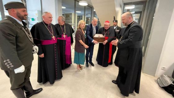 image:Image Symbolický jeden kilogram hlíny vyzvedli v místě bývalého koncentračního tábora Dachau čeští poutníci vedení kardinálem Dominikem Dukou.