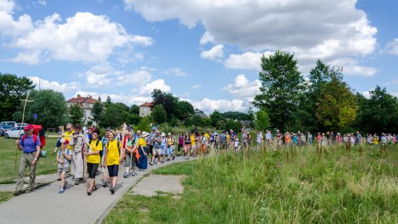 image:Image Takto šli poutníci Hvězdicové poutě v roce 2004. V přední řadě průvodu uprostřed kráčí P. Jan Peňáz (v šedém hábitu), po jeho levé ruce nese Marie Špirudová kříž, který poutníkům vyrobil a věnoval velehradský sochař Otmar Oliva. Letos vycházejí na tuto pouť 18. srpna a zakončí ji 23. srpna v 10.30 hodin na Velehradě. Úmysl poutě je po léta stejný: „Děkujeme sv. Cyrilu a Metoději a prosíme Pána, aby jejich poselství v naší vlasti žilo a ožilo.“ Podrobnosti na www.pesipoutnavelehrad.cz.
