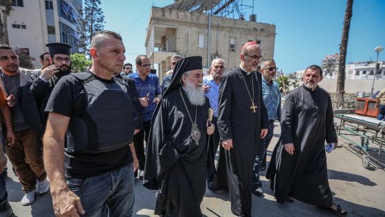 image:Image Patriarchové Jeruzaléma navštívili raněné v baptistické nemocnici Al Ahli. Jde o jedinou křesťanskou nemocnici v Gaze, spravuje ji jeruzalémská episkopální církev. Při útoku bylo zraněno deset lidí, někteří z nich těžce.