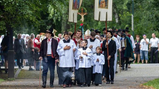image:Image V krojovaném procesí do dřevěného městečka byla nesena i socha sv. Anny.