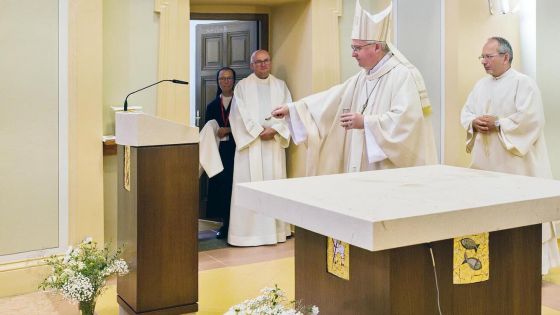 image:Image Nový presbytář z Dílny Všech Svatých požehnal biskup Pavel Konzbul.
