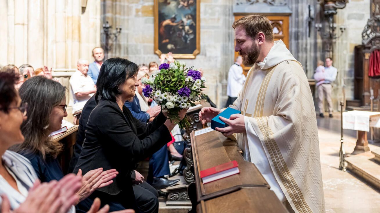 image:Image Novokněz Jan Hála předává své mamince kytici jako poděkování.