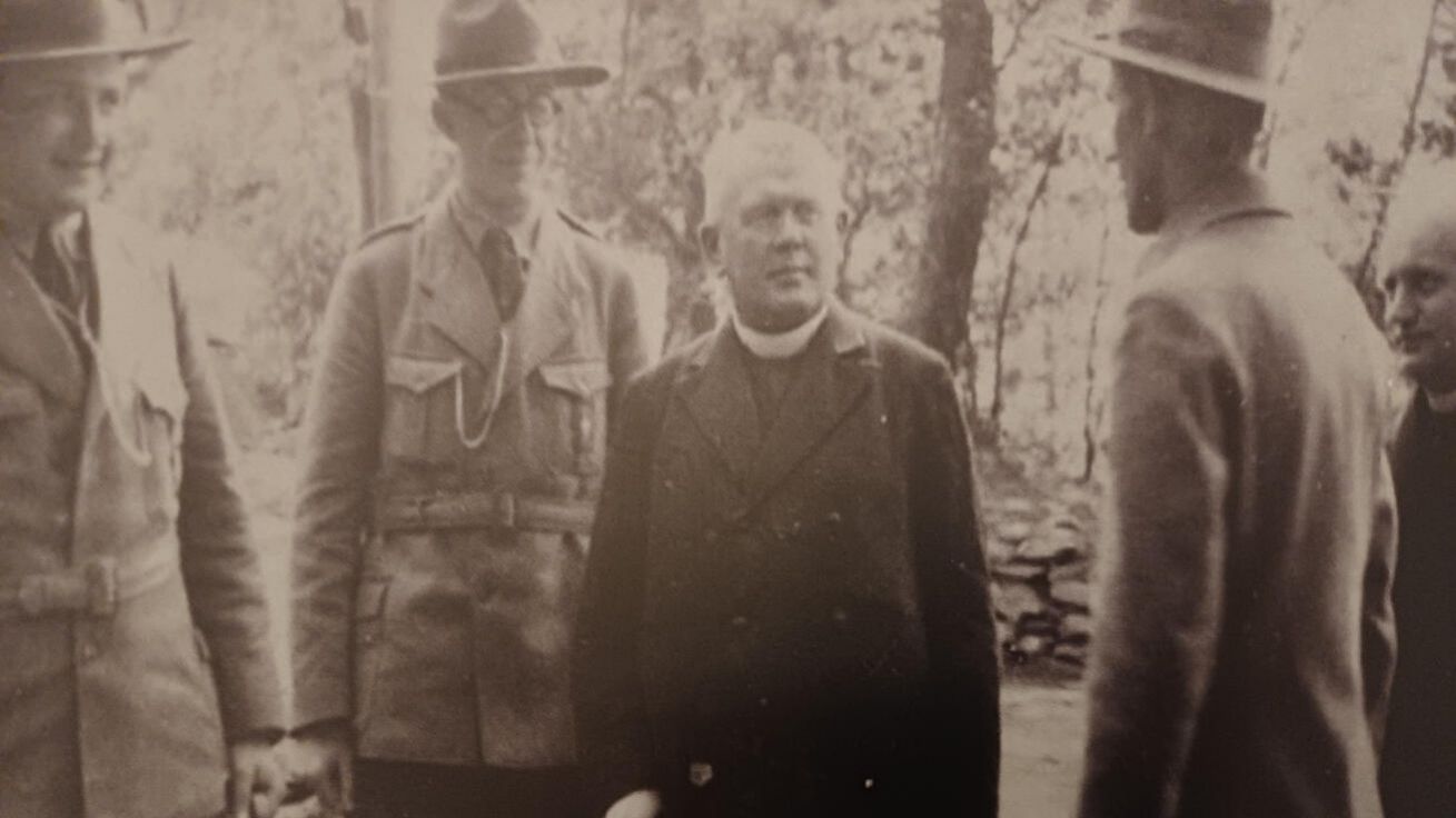 image:Image Biskup Weber na návštěvě skautského tábora v létě roku 1934, pravděpodobně v okolí Třebívlic.