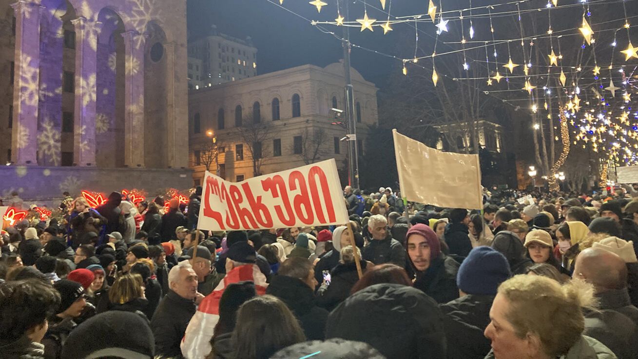 image:Image Pochybné působení gruzínské vlády vyvolalo loni na podzim velké protesty. Na snímku vidíme předvánoční protestní průvod, do kterého se zapojili zástupci různých regionů. Nesl název Do Evropy s khorumi, což je tradiční gruzínský tanec.