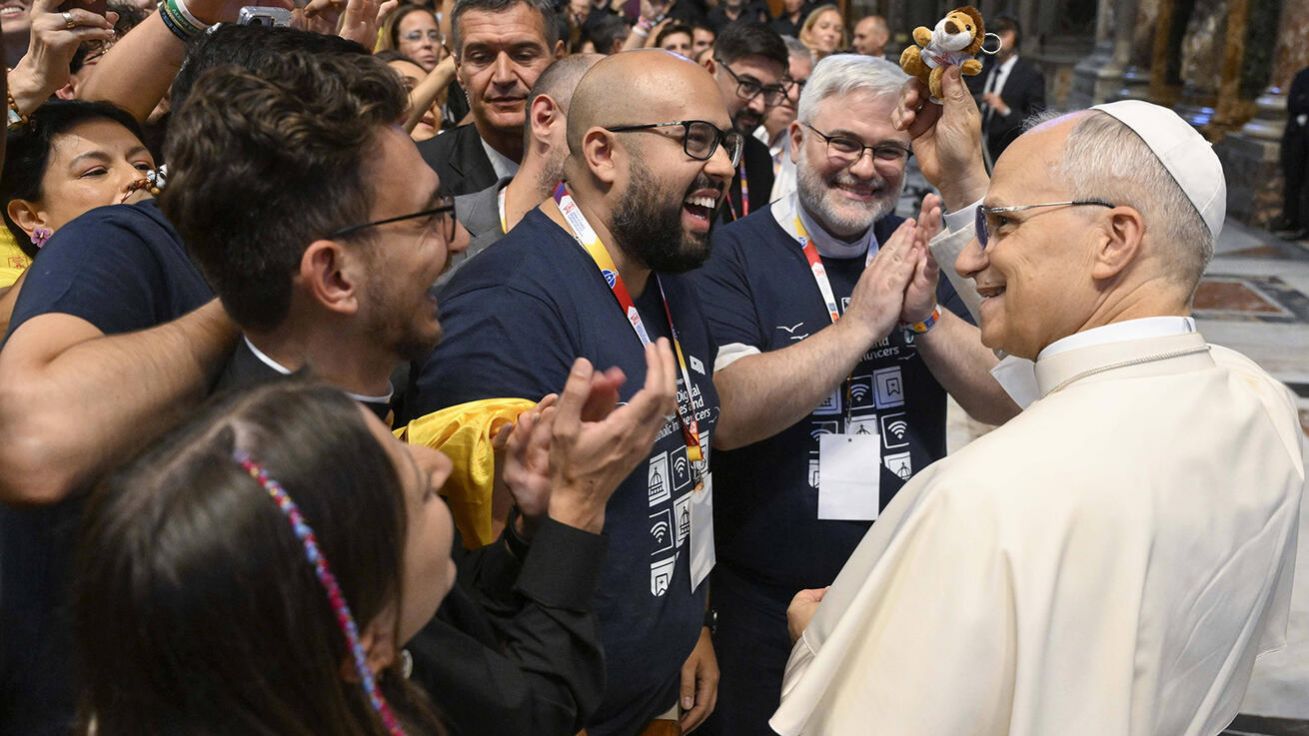 image:Image Influenceři a digitální misionáři v bazilice sv. Petra při setkání s papežem.