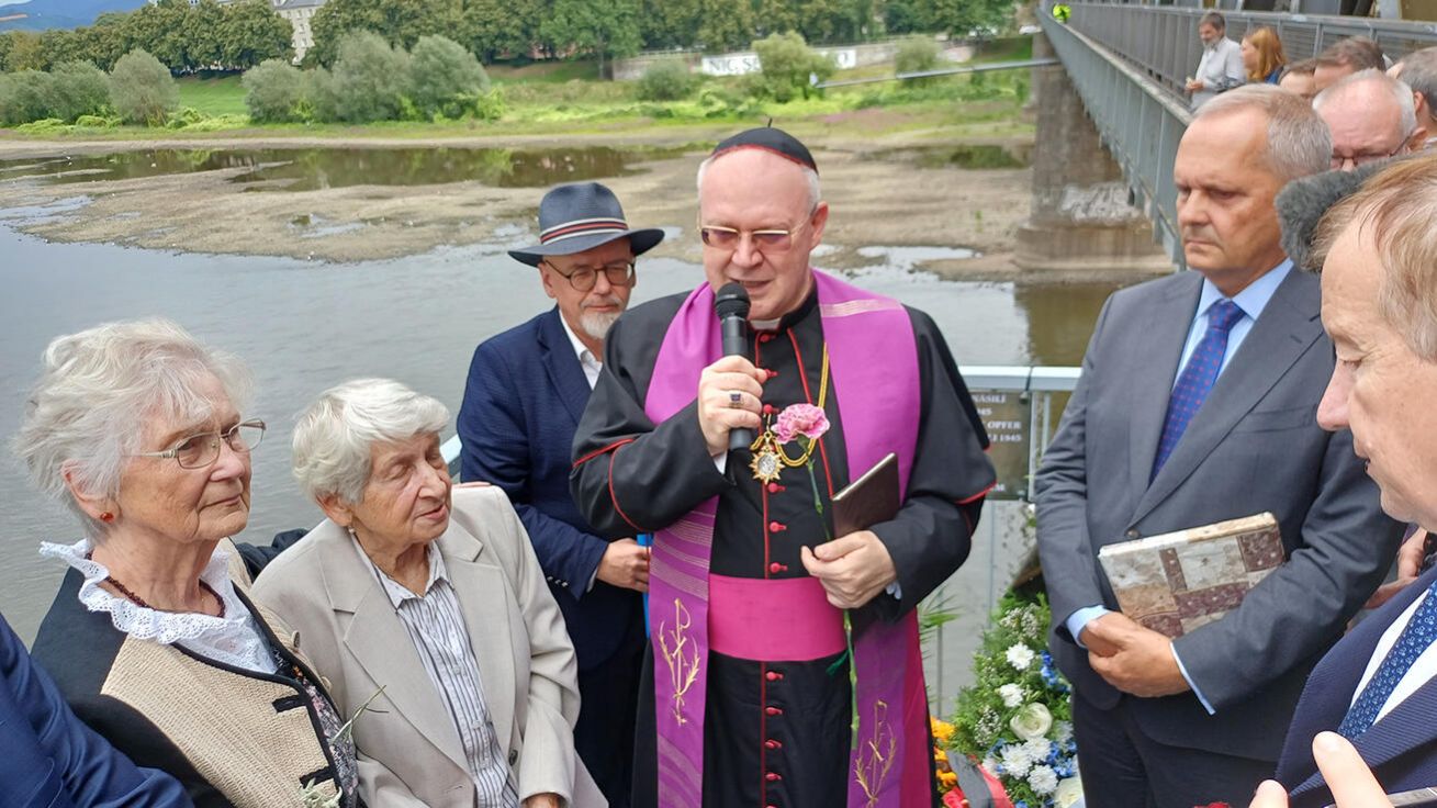 image:Image P. Martin Davídek vedl společnou modlitbu za oběti války, masakru a za vzájemné smíření.
