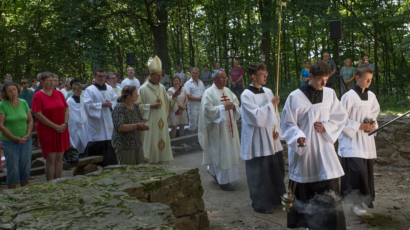 image:Image Počátkem července slavil mši svatou na Klimentu také biskup Antonín Basler.