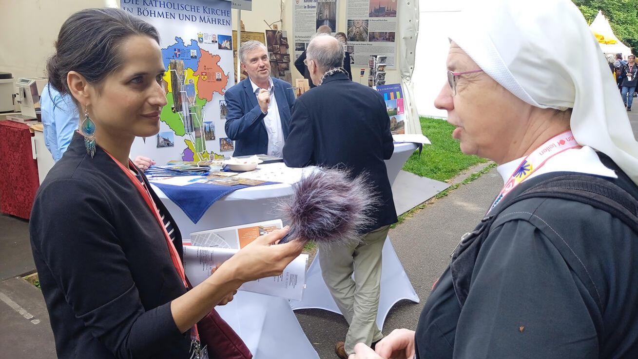 image:Image Alena Scheinostová v rozhovoru s boromejkou Angelikou Pintířovou v roce 2024 na Katholikentagu v německém Erlangenu.