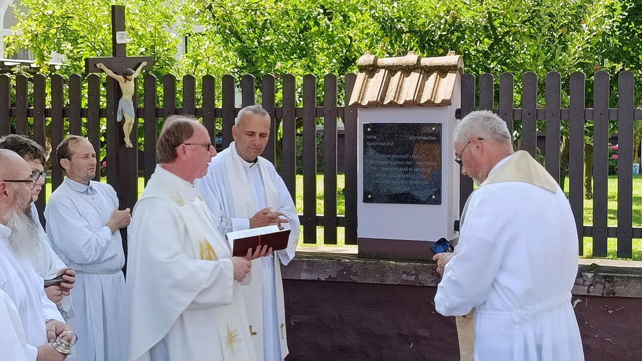 image:Image Pamětní deska je umístěna u domu, kde ve Vratěníně působil.