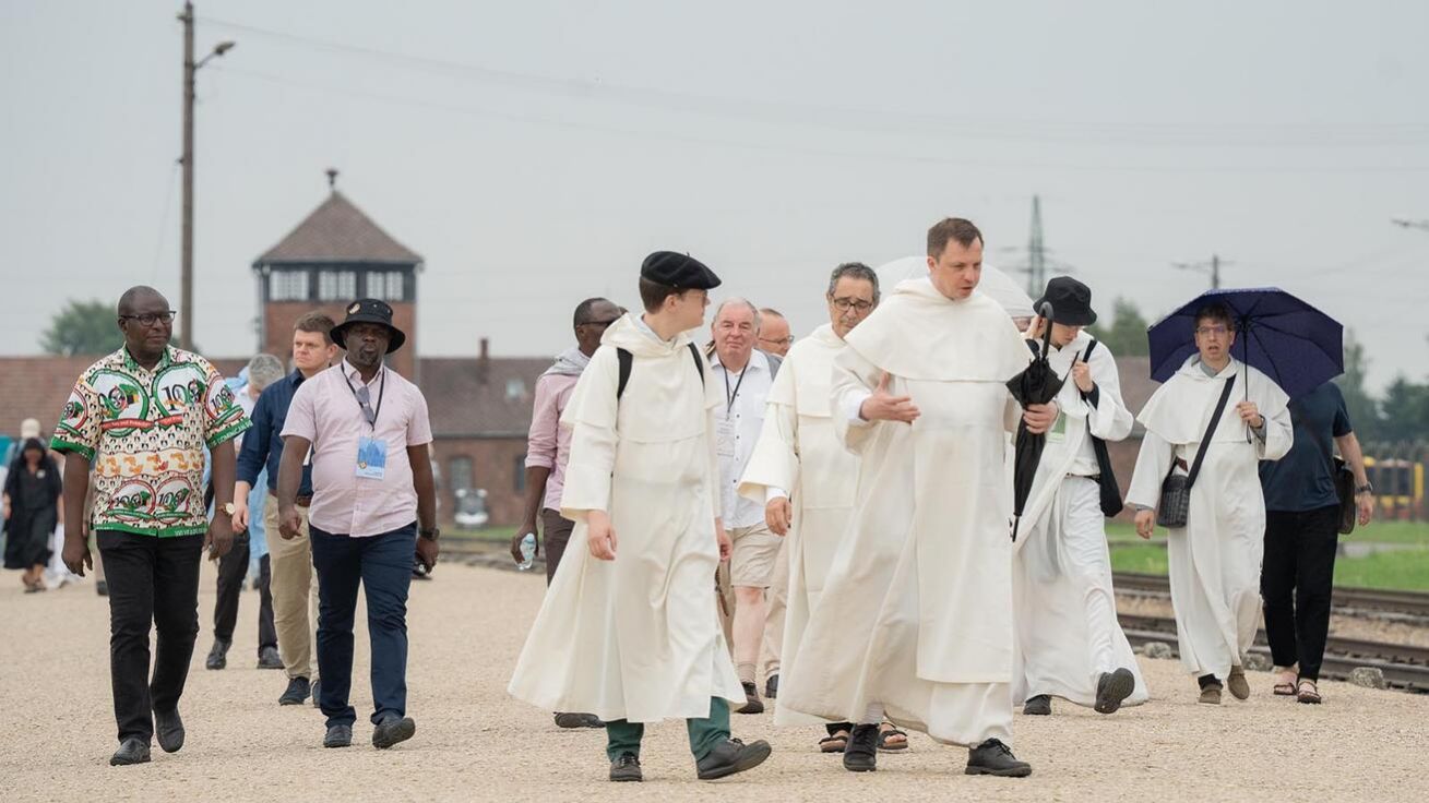 image:Image Účastníci generální kapituly dominikánů v Krakově se vydali také do koncentračního tábora.