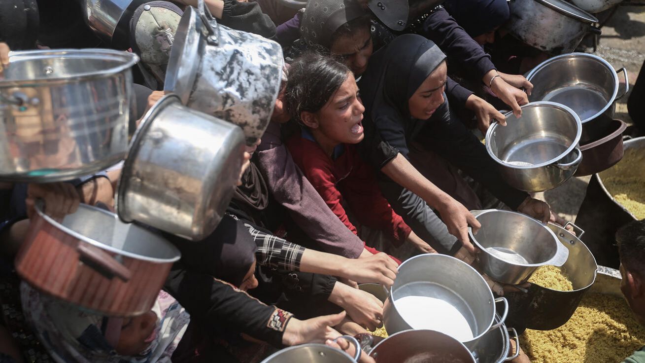 Hladovějící Palestinci čekají na jídlo, které 10. srpna distribuovala charitativní organizace. image:Image Hladovějící Palestinci čekají na jídlo, které 10. srpna distribuovala charitativní organizace.