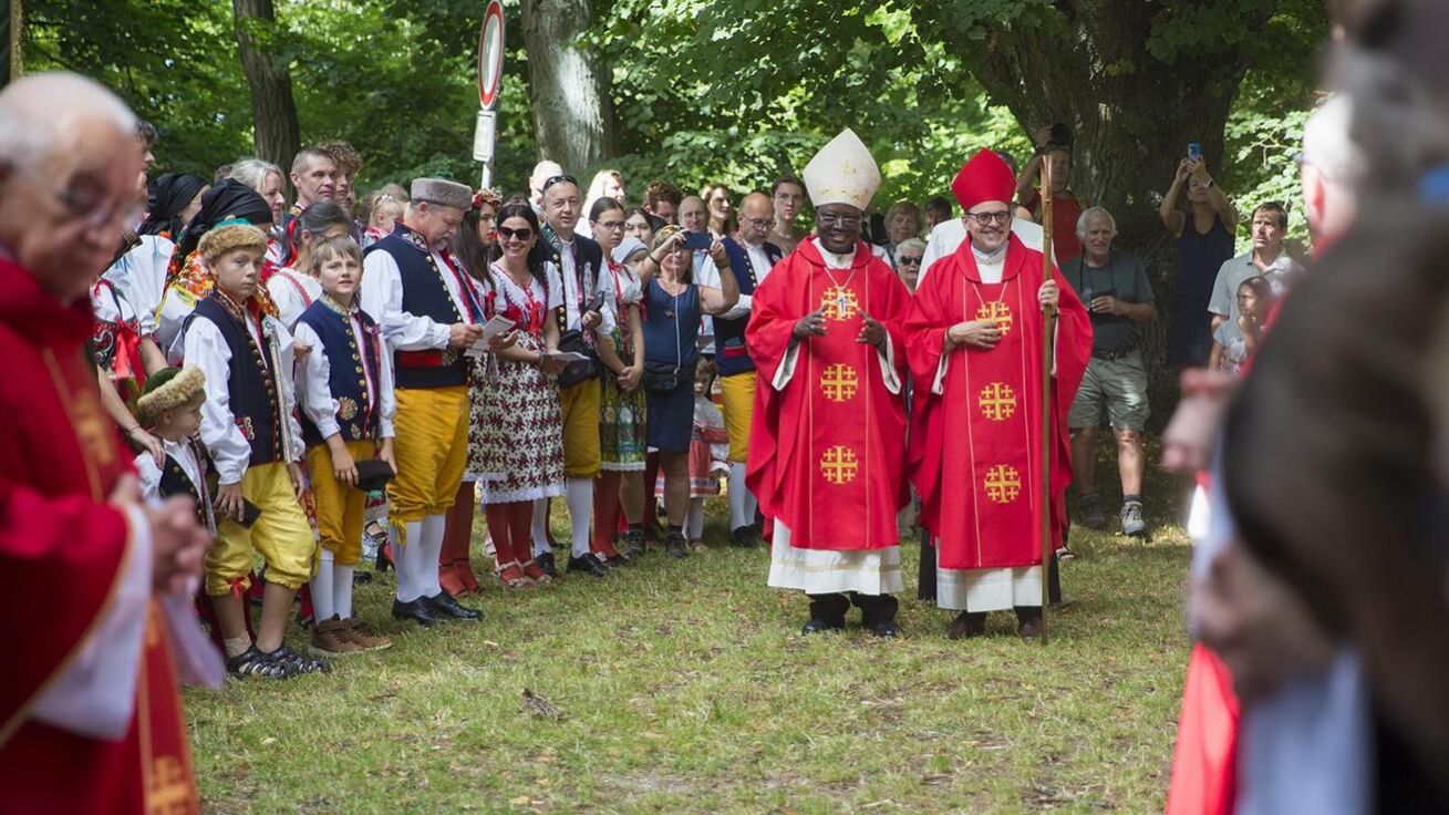 image:Image Krojovaní se přidali k liturgickému průvodu na Veselou horu.