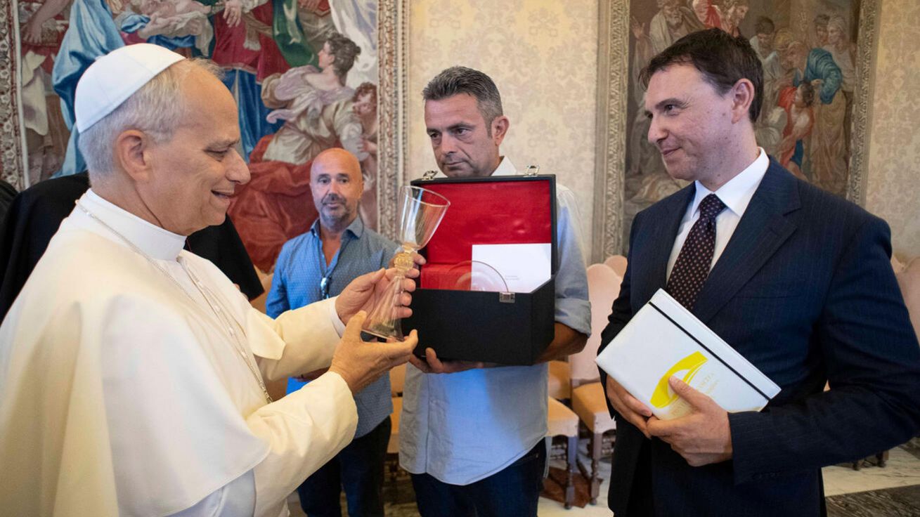 image:Image Papež od poutníků dostal mezi jiným deník z cesty, kam zaznamenávali své myšlenky a modlitby. Neformální atmosféru setkání budou po zbytek výkonu trestu připomínat vězňům-poutníkům jejich fotografie s papežem.