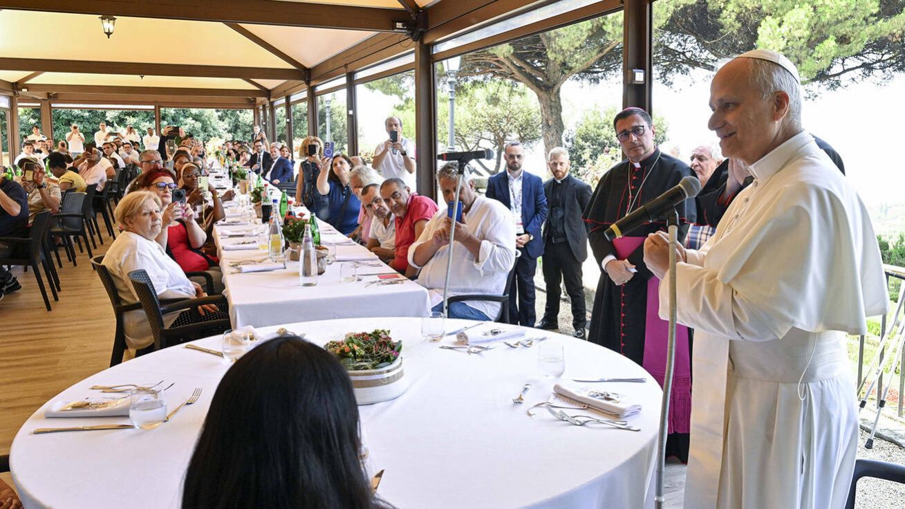 image:Image „Toto je váš domov a my jsme vaše rodina,“ přivítal papeže ředitel centra Laudato si’ kardinál Fabio Baggio a poprosil ho o požehnání nedělního oběda – zeleninových lasagní a pečeného telecí masa.