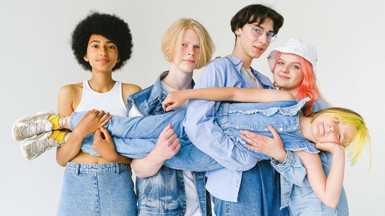 image:Image Mach a Šebestová byli prostě feláci ze třetí B. Vibe? Main charakter energy, jak z učebnice. Mach je totální chillbro, low-key king, co měl vždycky všechno na pohodu, jako kdyby si napsal cheat kód na život. A Šebestová? Ta jela bomby na max. Žádný stopky, žádnej klid, jenom čistý let‘s go mód 24/7.