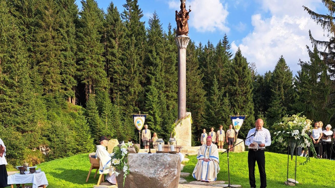 image:Image Na závěr bohoslužby biskup Jan Vokál požehnal a pokropil svěcenou vodou Královnu hor.