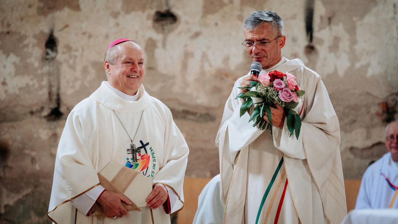 image:Image Biskup Jan Vokál poděkoval P. Tomáši Hoffmannovi za dlouholetou práci s mladými lidmi.