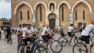 image:Image Za Svatým otcem míří 127 cyklistů