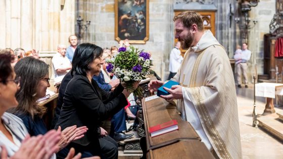 image:Image Novokněz Jan Hála předává své mamince kytici jako poděkování.