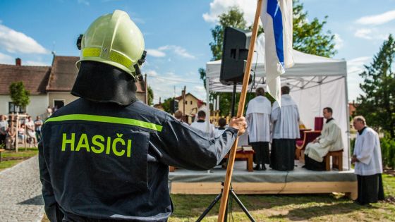 image:Image V Luhačovicích si nuncius Jude Thaddeus Okolo na začátku července vyzkoušel historickou hasičskou techniku. Hodí se mu to, když v církvi „každou chvíli hasí požáry“, jak vtipně podotkl brněnský biskup Pavel Konzbul na svém facebooku.