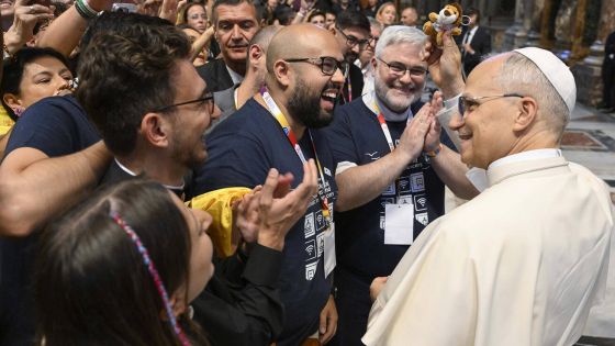 image:Image Influenceři a digitální misionáři v bazilice sv. Petra při setkání s papežem.