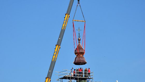 image:Image Do věže kostela v Ledenicích putovalo i vydání Katolického týdeníku.