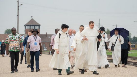 image:Image Účastníci generální kapituly dominikánů v Krakově se vydali také do koncentračního tábora.