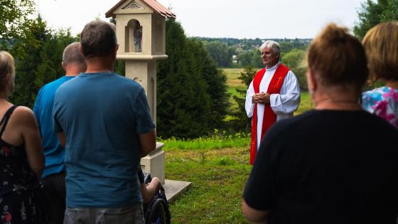 image:Image Rodina a přátelé společně slavili mši svatou a pomodlili se u kapličky Svaté rodiny.