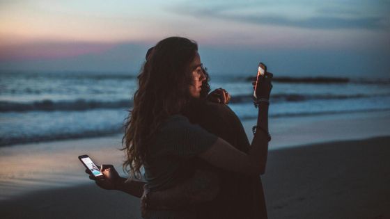 image:Image Mobily se staly našimi virtuálními dvojčaty. Co získáváme a ztrácíme, když s nimi žijeme v úzké symbióze?