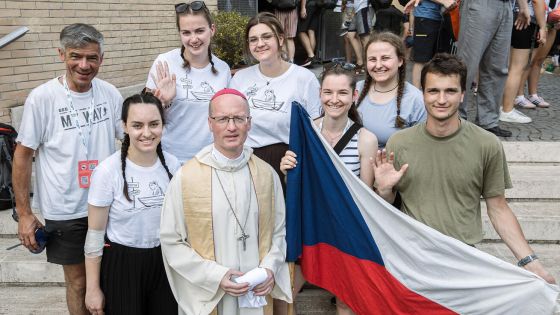 image:Image Pomocný biskup královéhradecké diecéze Prokop Brož s mladými lidmi u římského kostela Santa Maria Regina Mundi (Panny Marie Královny světa), který se během Jubilea mládeže stal Českým národním centrem. Na fotografii (vlevo) je i P. Tomáš Hoffmann, končící ředitel DCŽM Vesmír v Orlických horách.