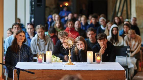 image:Image Na letošní františkánské pouti v Hájku u Prahy se mladí lidé setkali s Kristem v eucharistii. Právě takové chvíle duchovního doprovázení, které vedou řeholníci, pomáhají mladým lépe poznat sebe i Boží přítomnost v jejich životě.