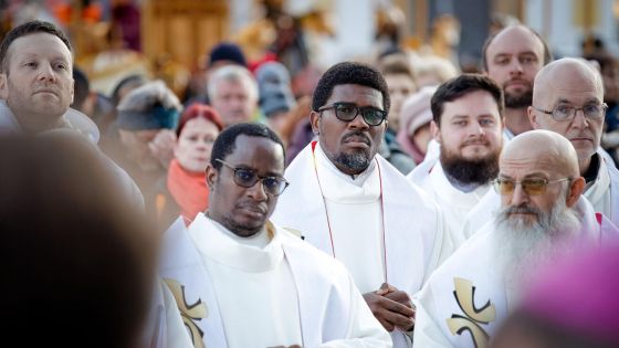 image:Image Zleva: P. Anthony Primus Okon a P. Vincent Osi-Shimese Iletogbe spolu s dalšími kněžími plzeňské diecéze.