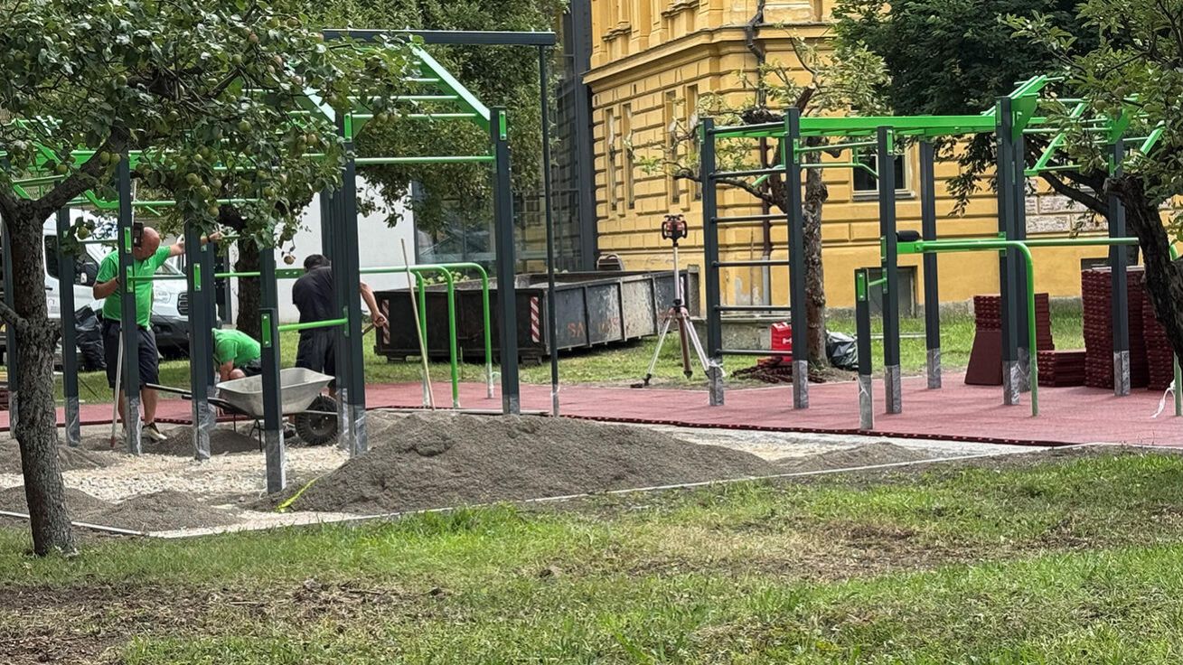 image:Image Vedení školy doufá, že nové hřiště podnítí studenty k pohybu.