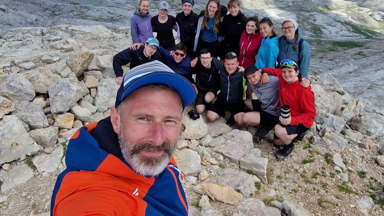 image:Image „Nechci mladým pochlebovat, ale měli by vědět, že oni jsou nadějí pro tento svět,“ tvrdí univerzitní kaplan z Ružomberku P. Tomáš Gerboc SVD. V létě se studenty vydal také do Dolomit.