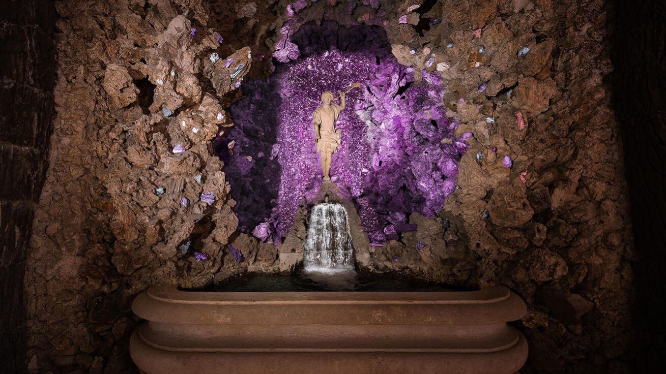 image:Image Alegorie slunce obklopeného zářícími kameny - tak nějak mohla vypadat Apollonova grotta na konci 17. století, kdy ji z ametystů nechal zbudovat biskup Karel z Lichtensteinu.