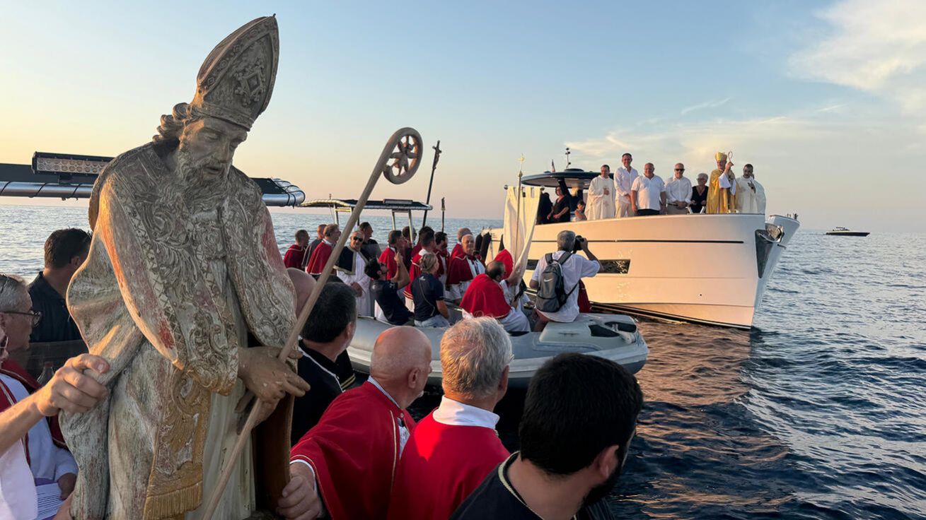 image:Image Na Korsice udržují tradice i místní bratrstva a spolky. Náboženství a společenský život jdou ruku v ruce.