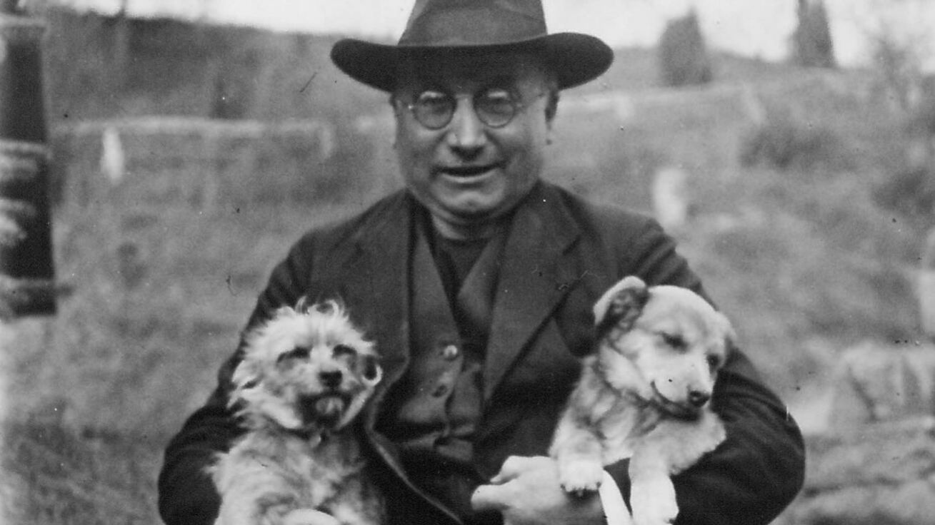 image:Image Spisovatel P. Jakub Deml se čtyřnohými přáteli.