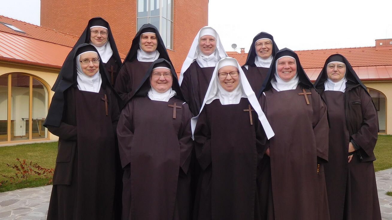 image:Image Komunita sester v rajské zahradě kláštera, červen 2025.