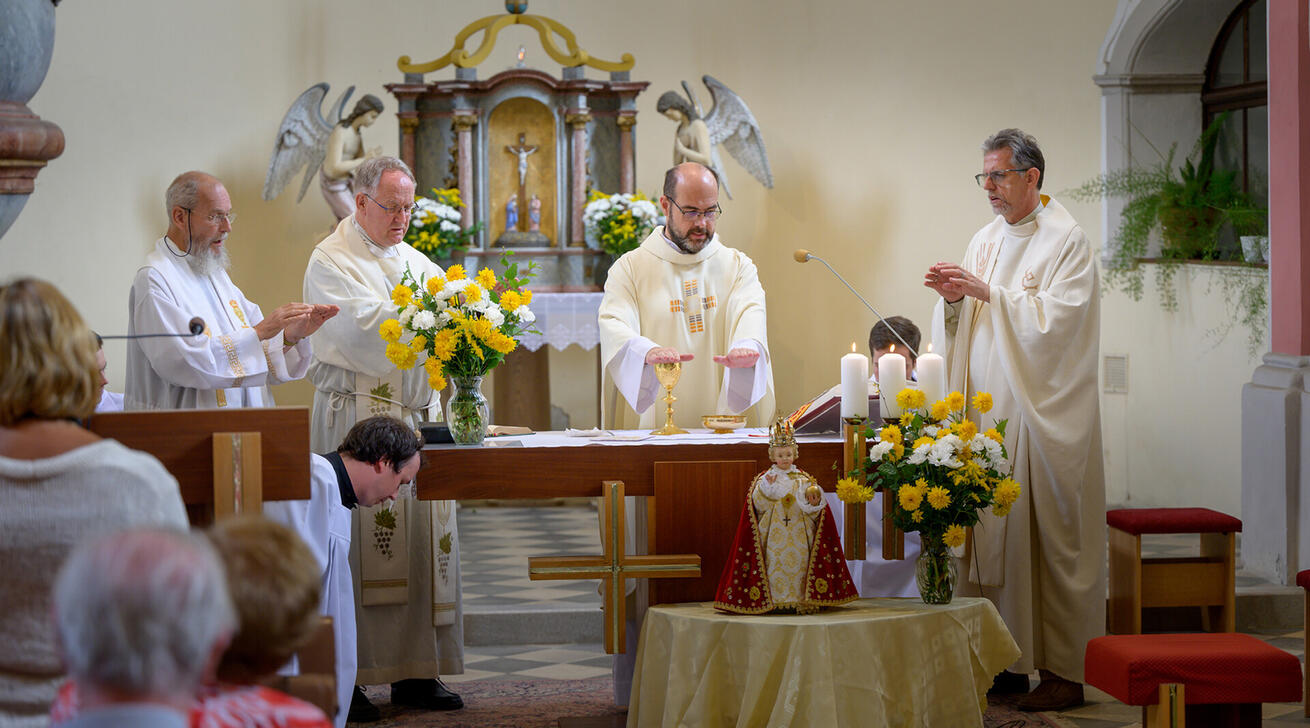 image:Image V bravantickém kostele sv. Valentina se v sobotu konala slavnostní česko-německá bohoslužba u příležitosti návratu kopie sošky Pražského Jezulátka. Celebroval ji biskupský vikář P. Daniel Vícha.