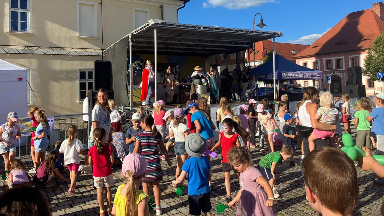 image:Image Dobřanské náměstí zaplnily rodiny s dětmi. Kromě stanovištích viděly pohádku a děti si i zatančily.