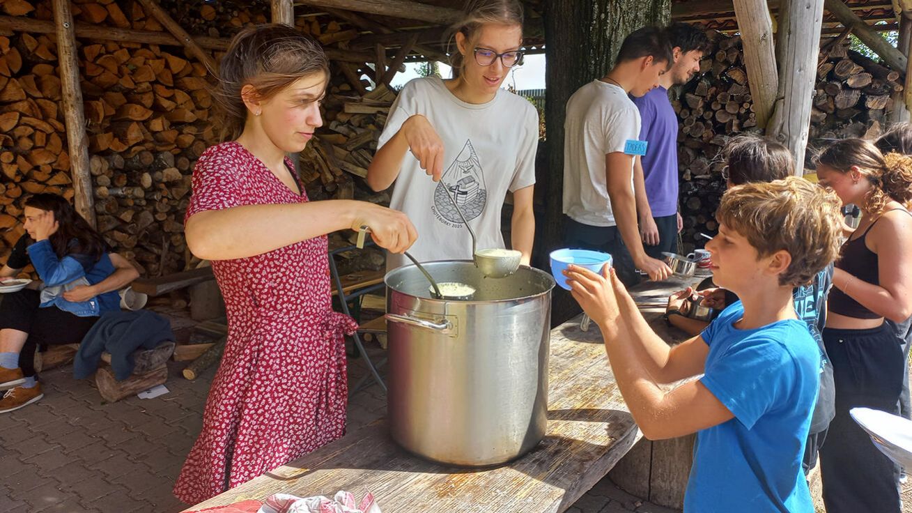 image:Image K obědu byly na táboře i ovocné knedlíky. Okamžitě se na ně vytvořila dlouhá fronta a mnozí si šli ještě přidat.
